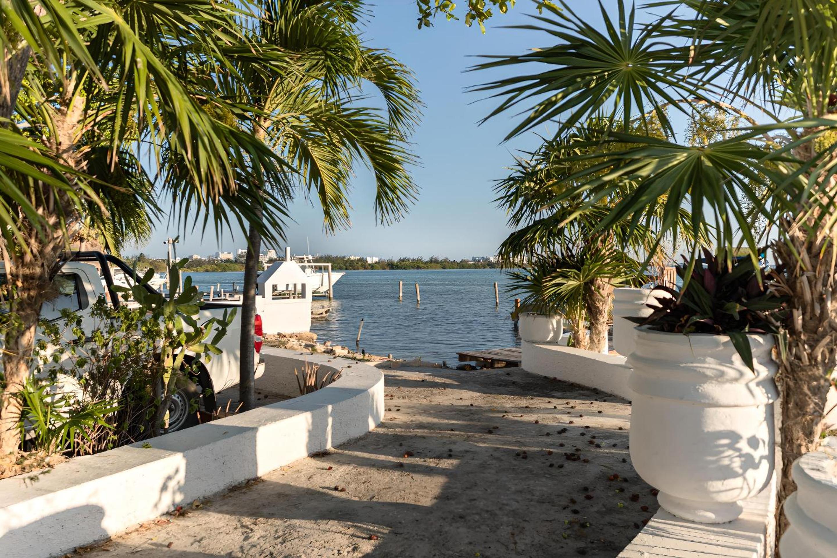 Lagoonfront Apartment in Hotel Zone
