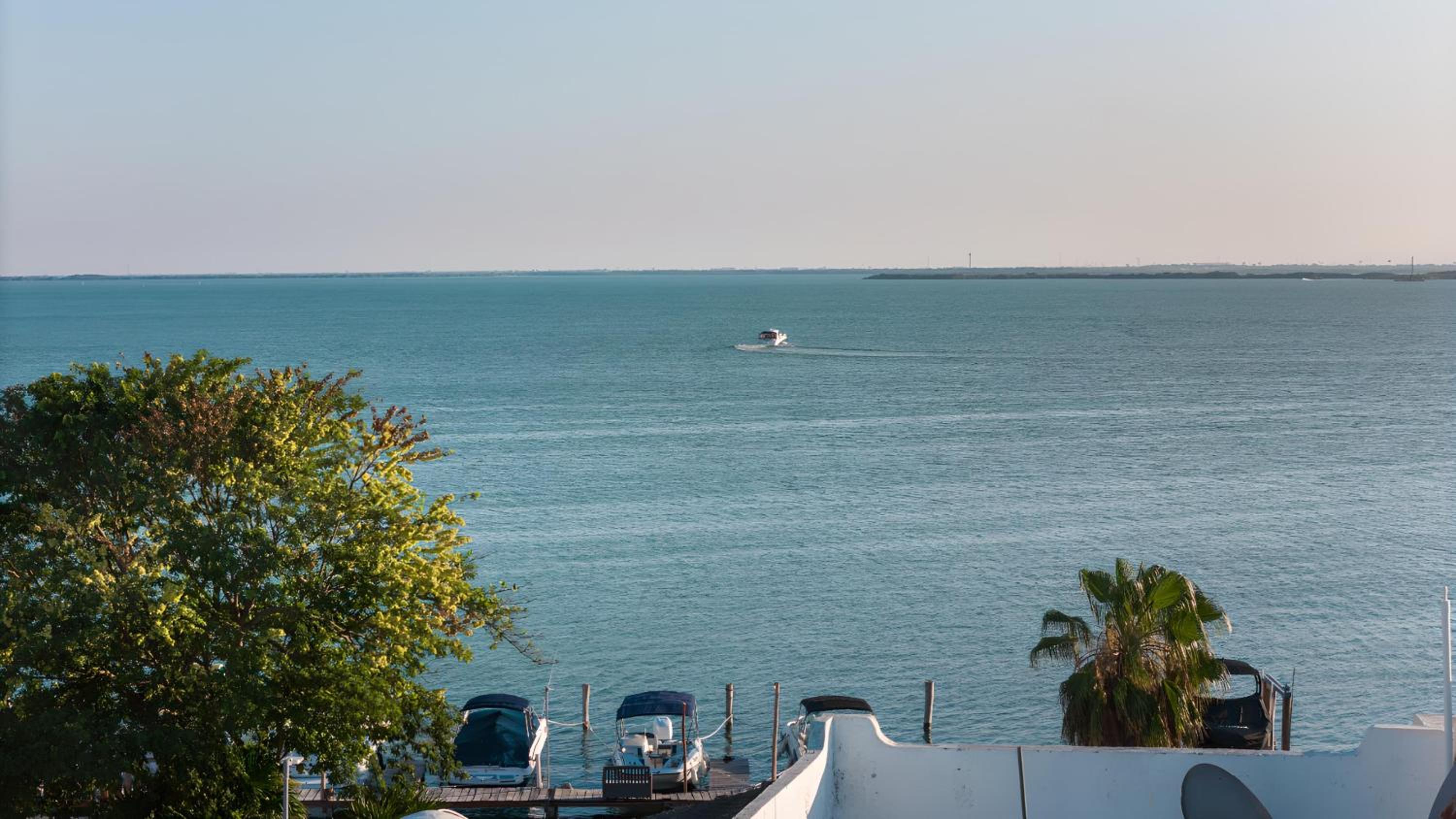 Lagoonfront Apartment in Hotel Zone