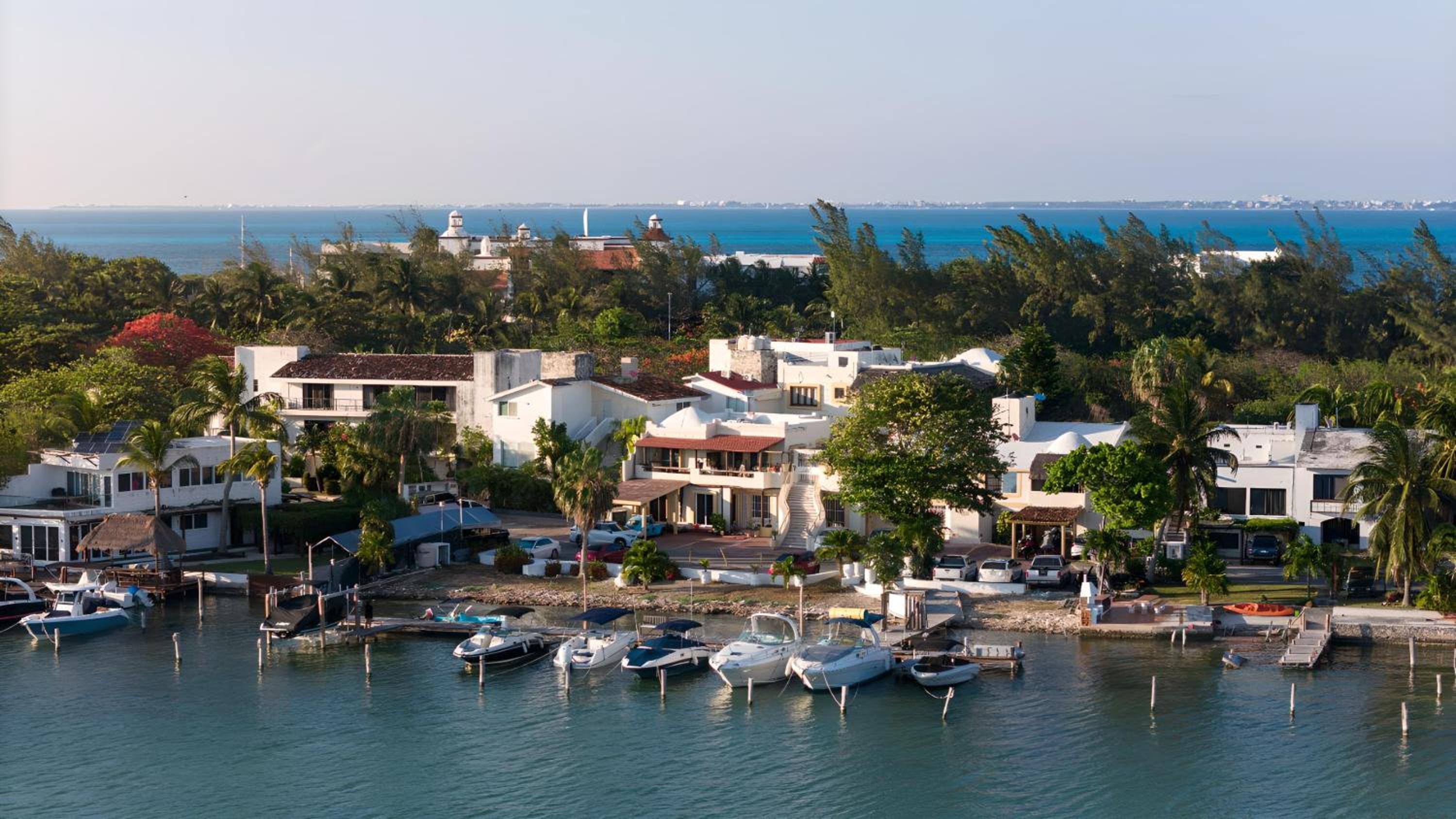 Lagoonfront Apartment in Hotel Zone