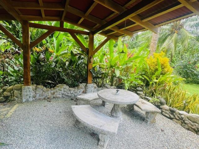 La Rana Deluxe Villa - Riverfront With A Pool