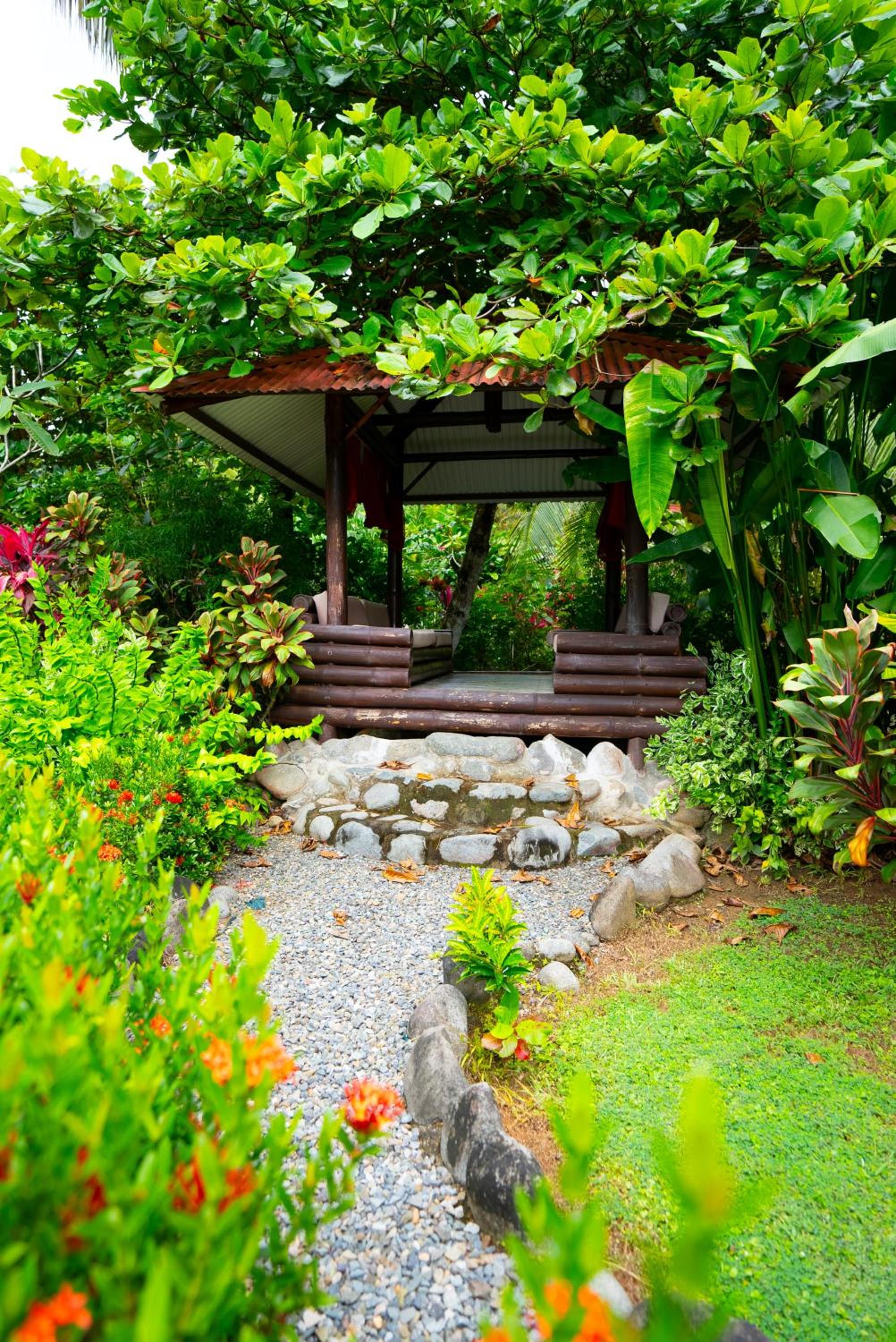 La Rana Deluxe Villa - Riverfront With A Pool