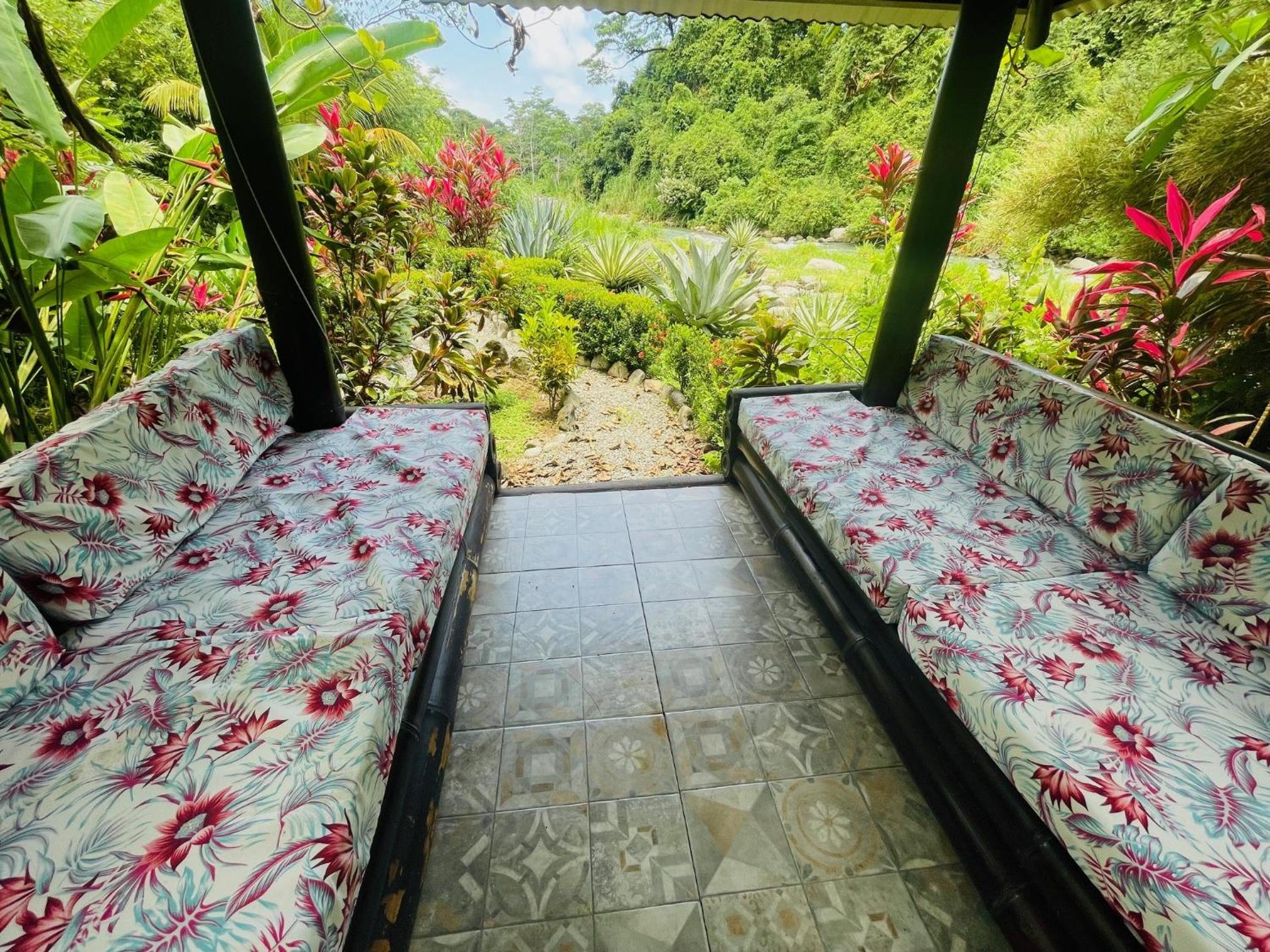 La Rana Deluxe Villa - Riverfront With A Pool