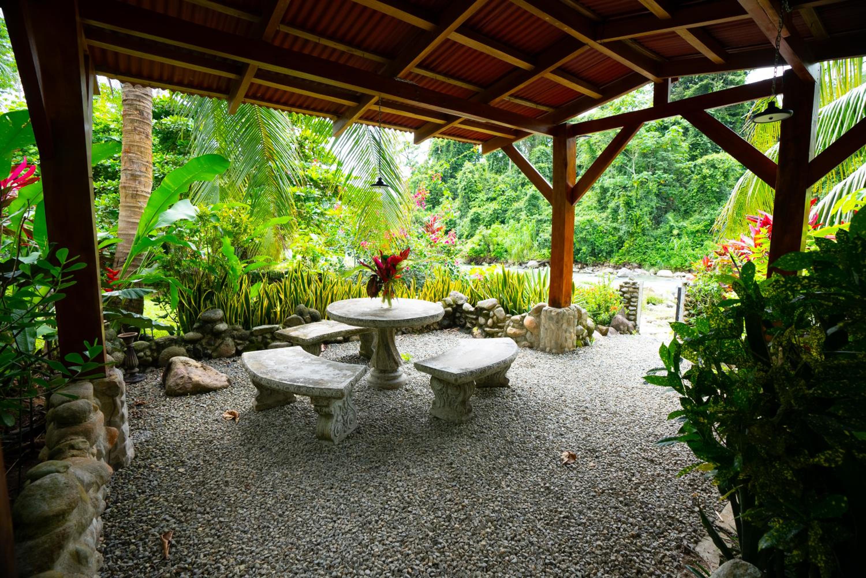 La Rana Deluxe Villa - Riverfront With A Pool
