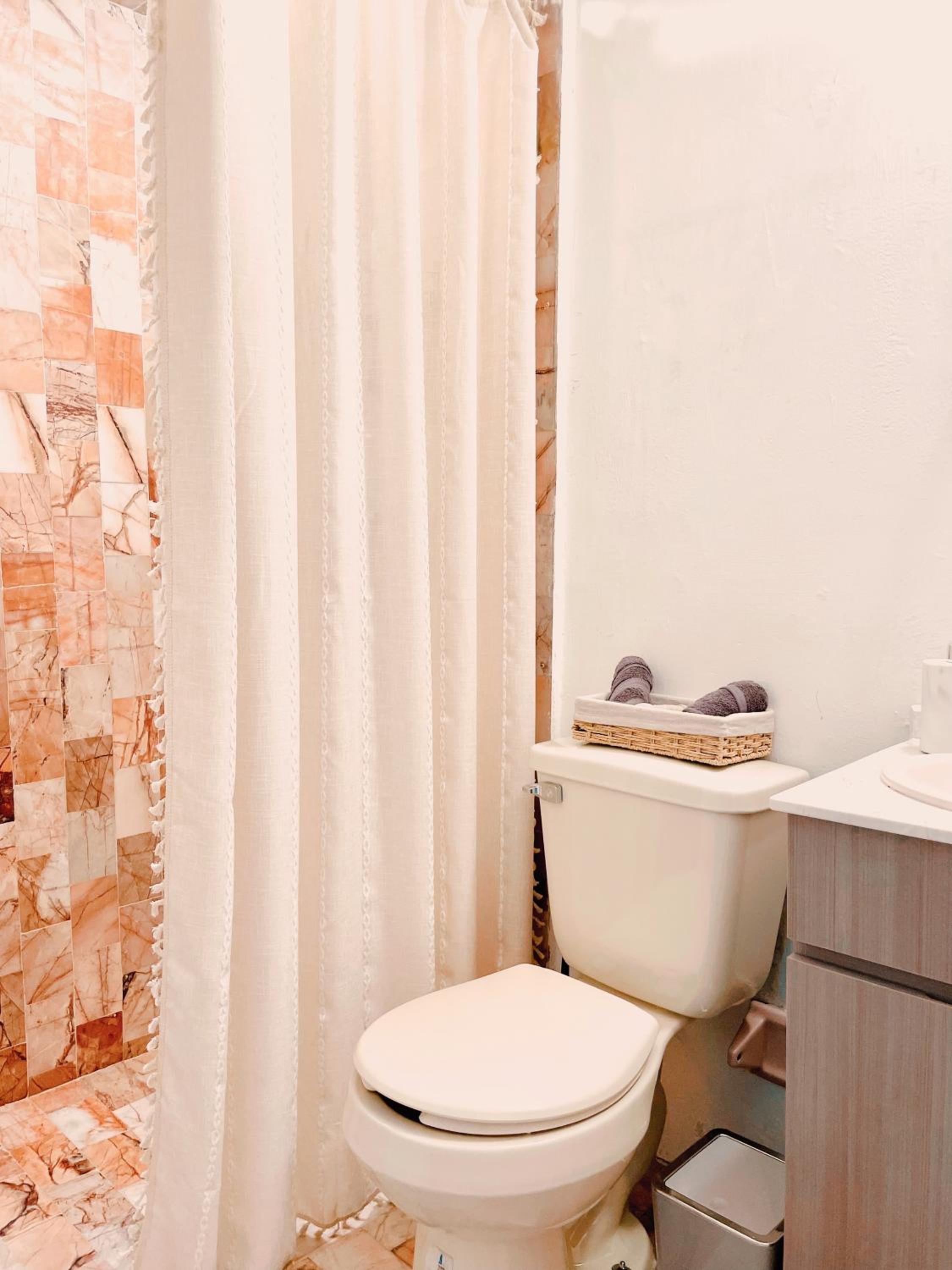 Sunlit Apt with Workspace & Balcony in La Roma photo 3