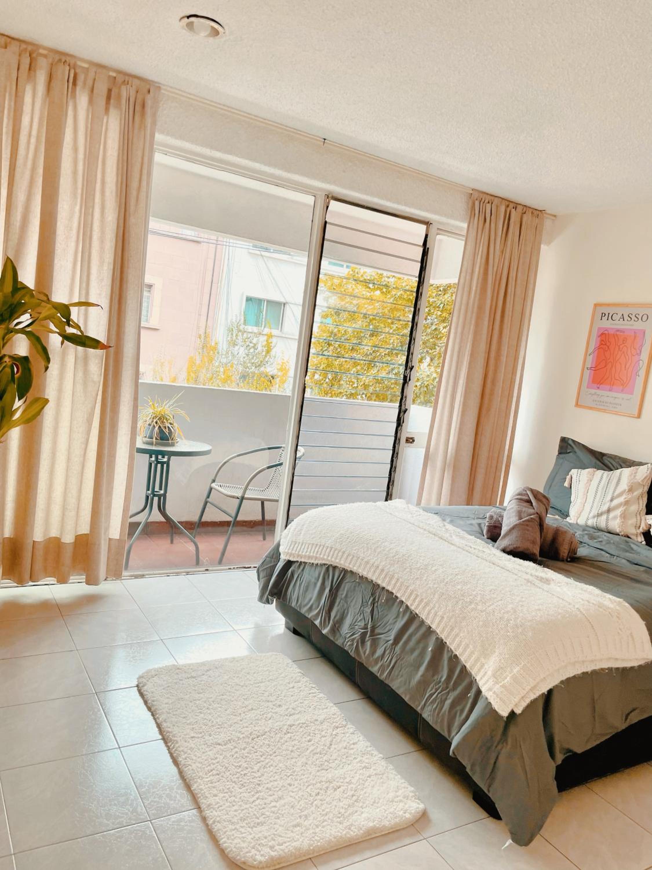 Sunlit Apt with Workspace & Balcony in La Roma photo 5