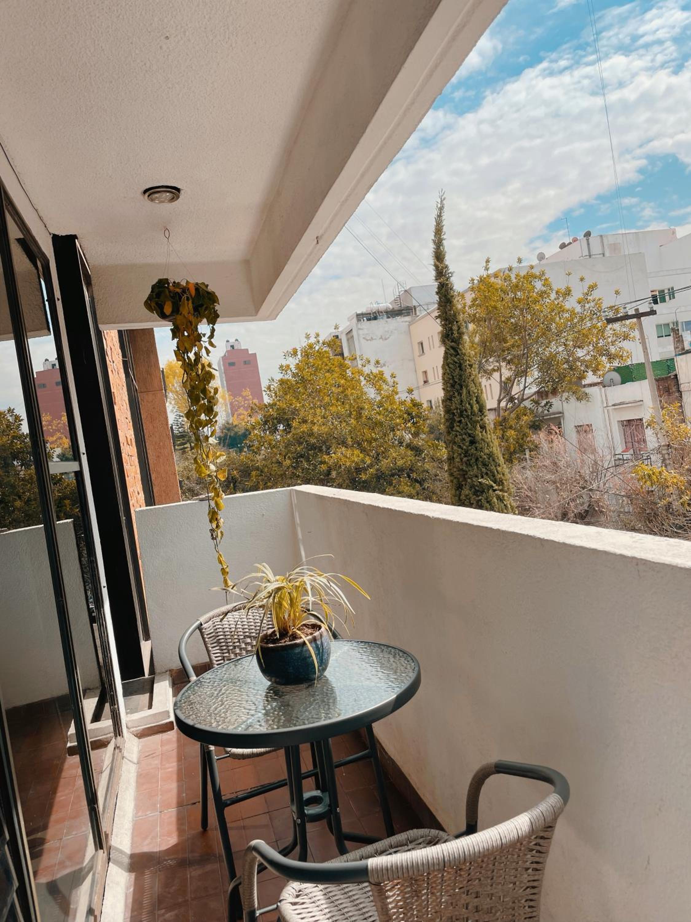 Sunlit Apt with Workspace & Balcony in La Roma photo 2