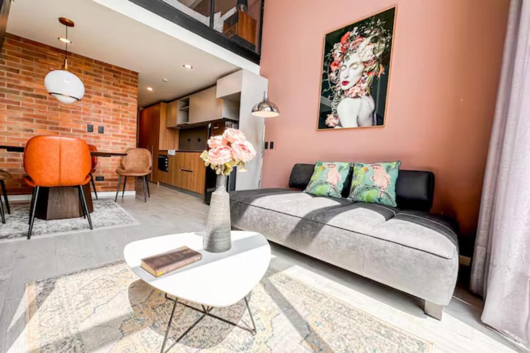 Skyline Suites - Elegant Living with Coworking & Scenic Views