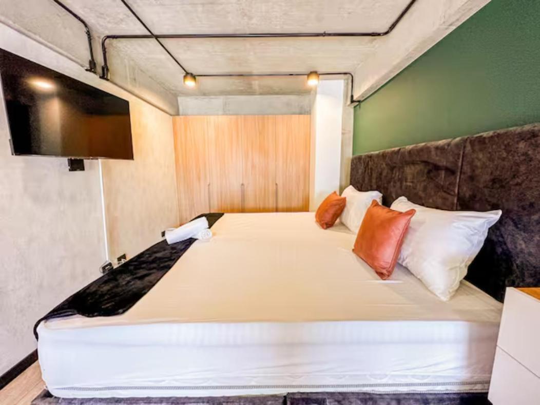Skyline Suites - Elegant Living with Coworking & Scenic Views