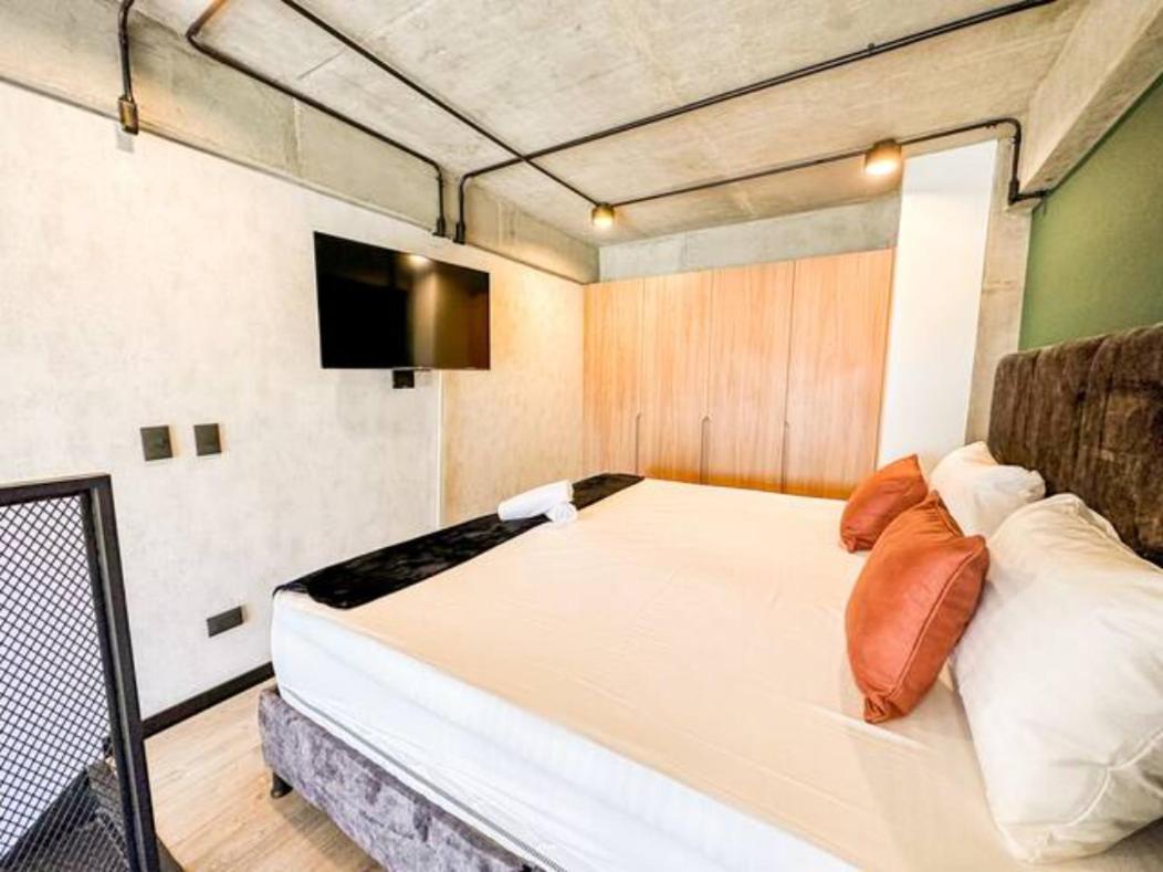 Skyline Suites - Elegant Living with Coworking & Scenic Views