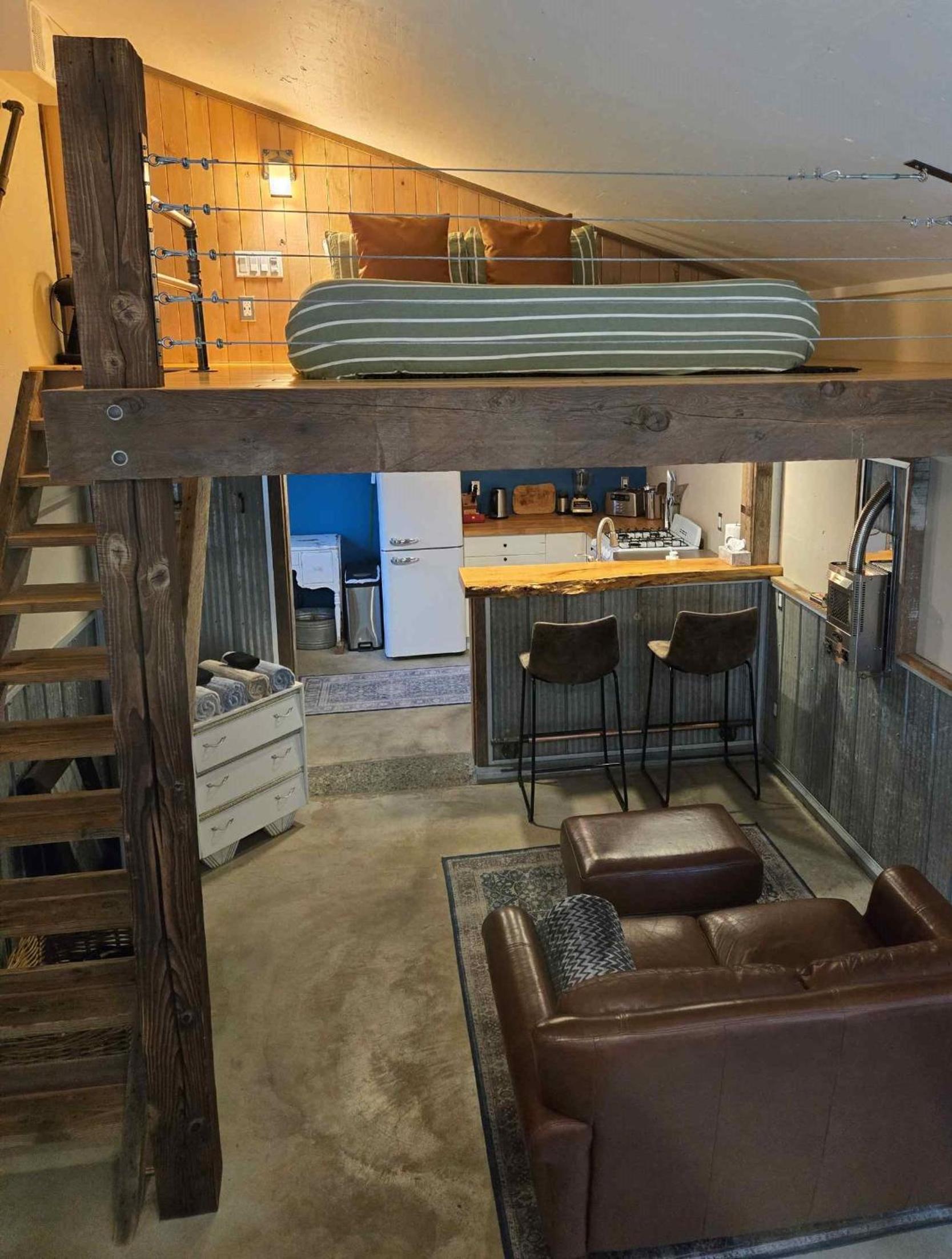 Tiny house & Sauna on Lakefront Farm Oasis
