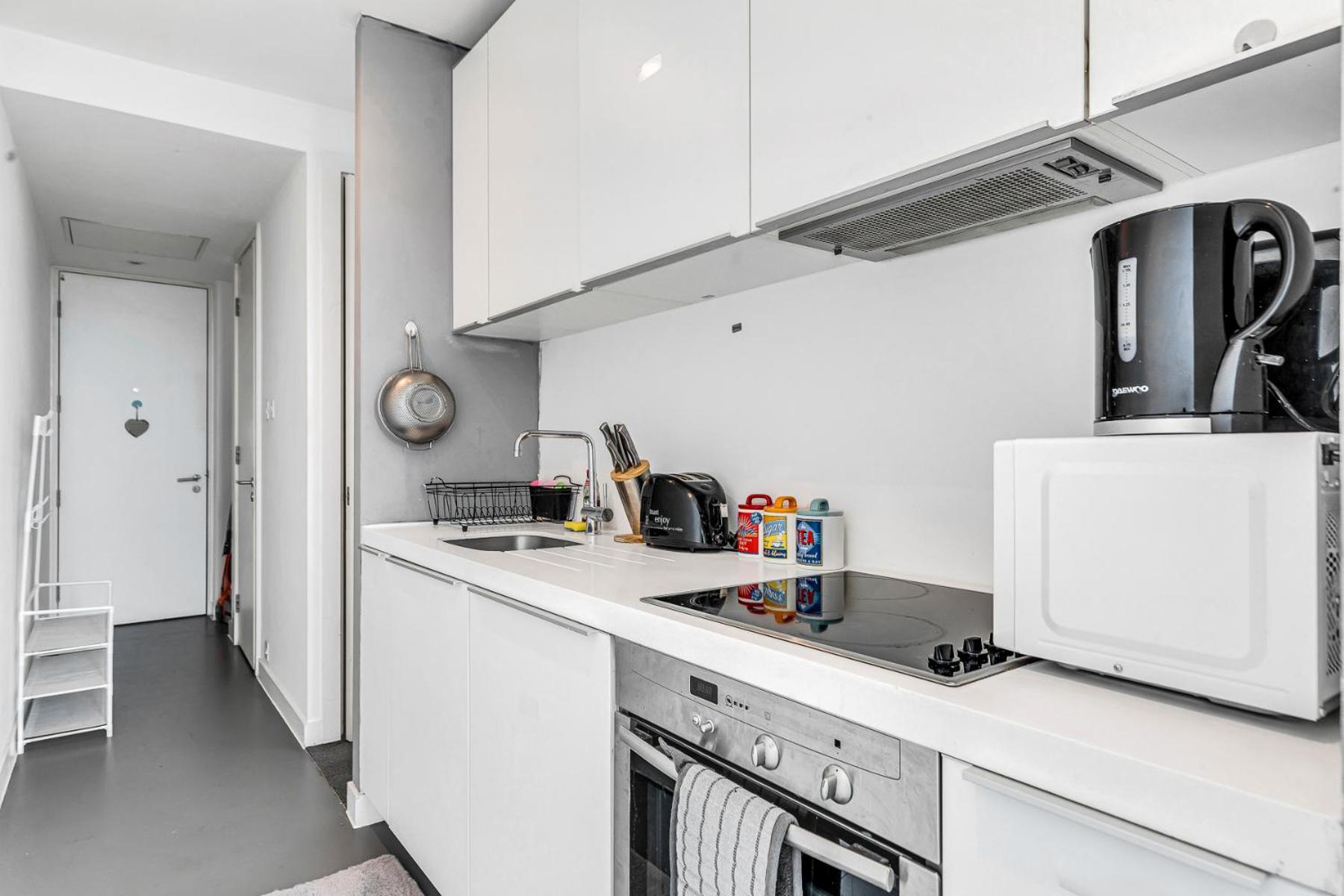 Heart of City, Centre Point Luxury Apartment view 2