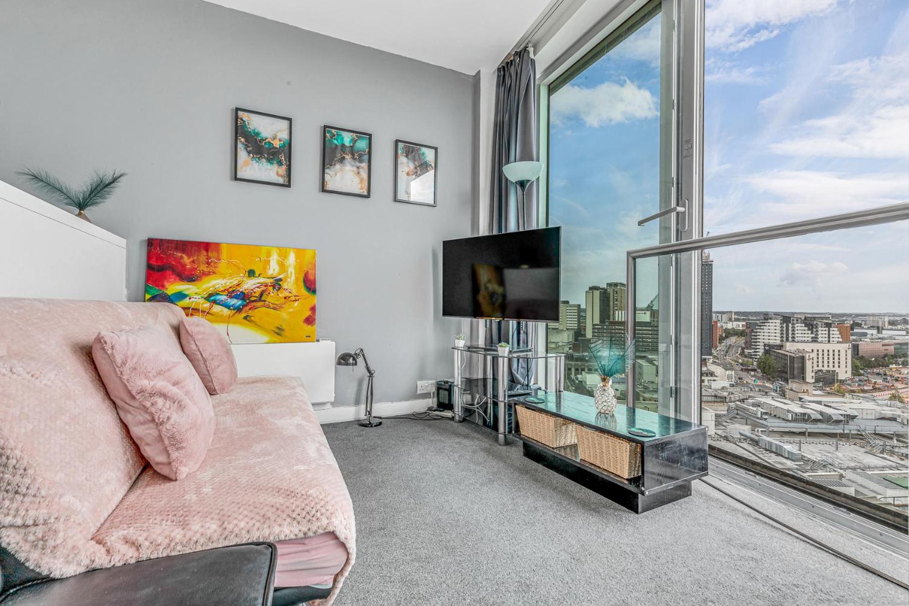 Heart of City, Centre Point Luxury Apartment view 3