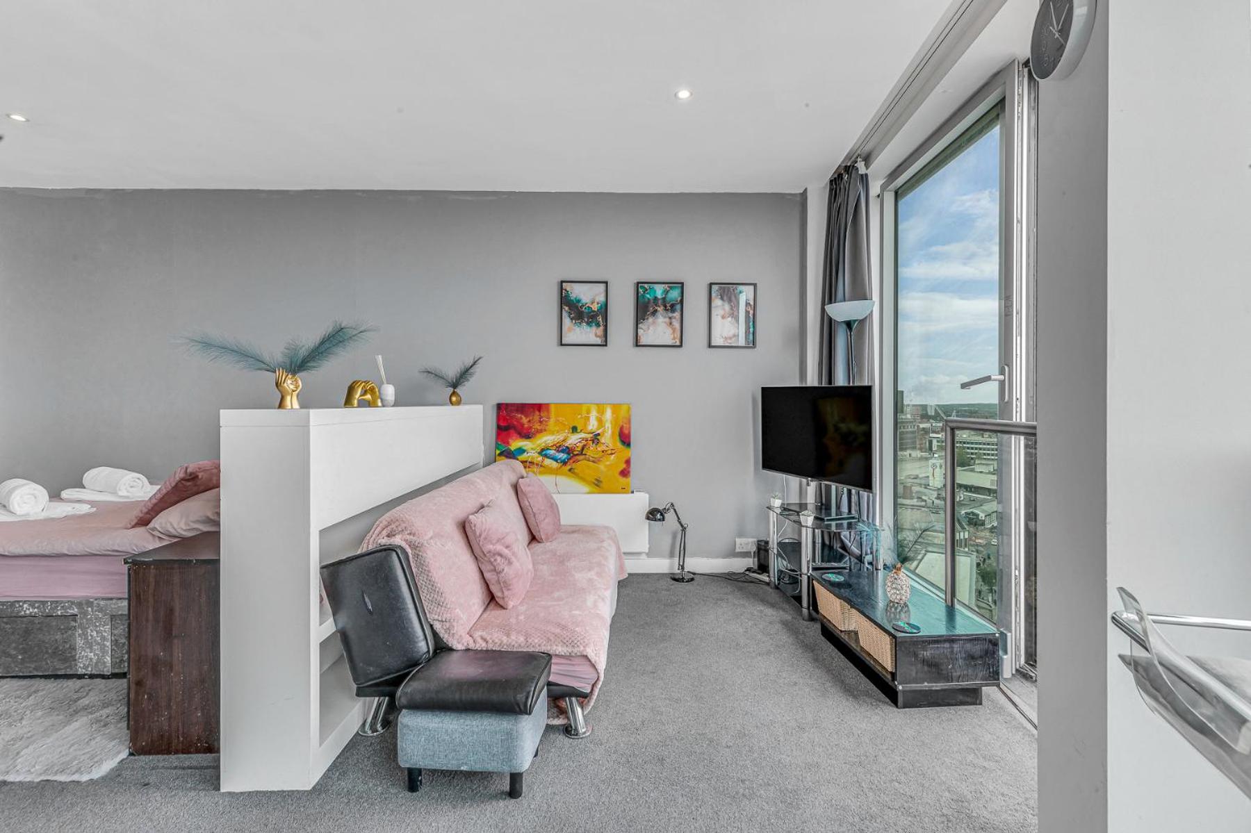Heart of City, Centre Point Luxury Apartment view 4