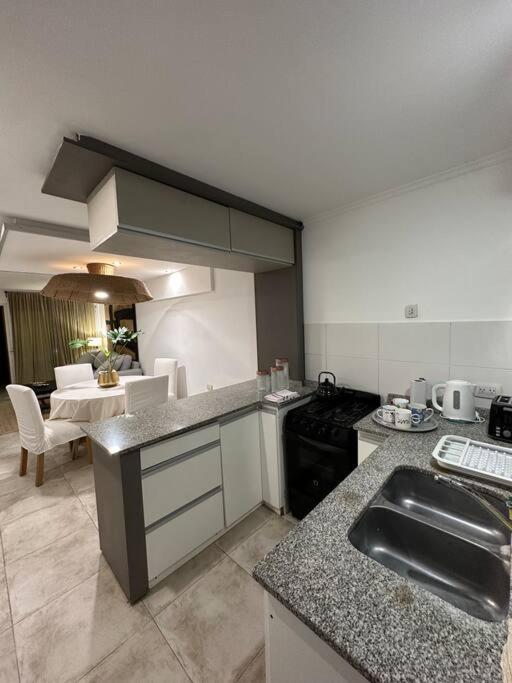 Casa con estilo y comodidades, garage y parrilla