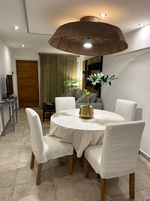Casa con estilo y comodidades, garage y parrilla