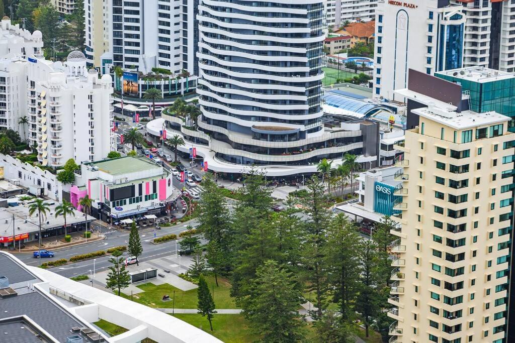 Coastal Chic 2 Bed Apt in Broadbeach