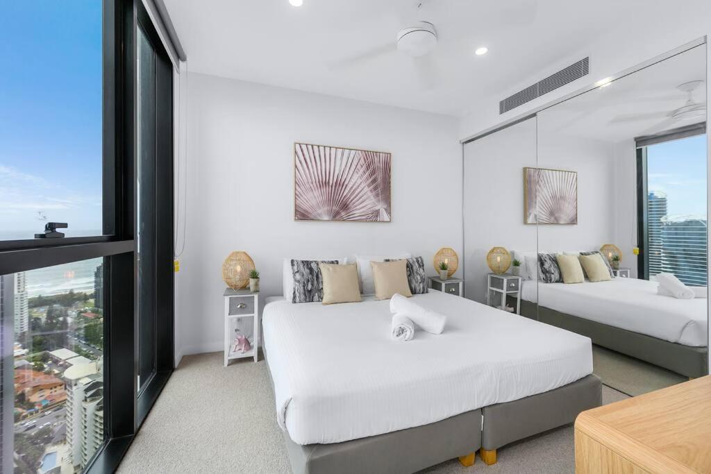 Coastal Chic 2 Bed Apt in Broadbeach