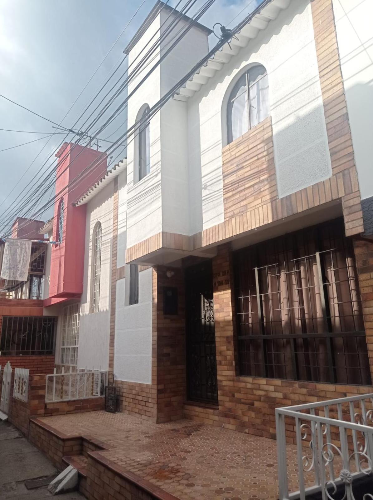 Fully Furnished Rooms in Comfy Affordable American Colombia Stay Home Near Caracolí Mall & Botanical Garden in Floridablanca, Santander