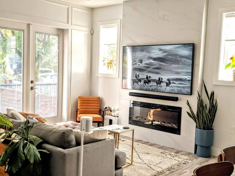 2-Level Central Modern Duplex Home