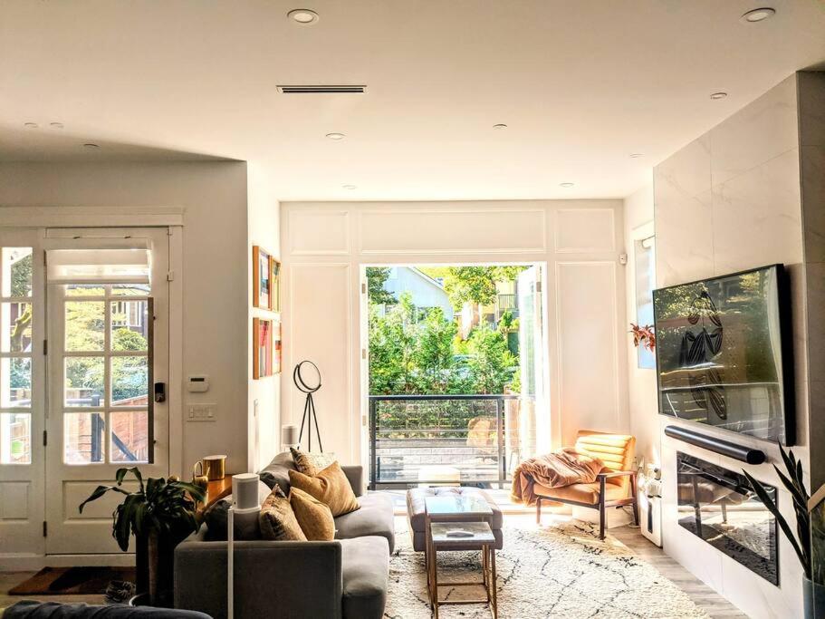 2-Level Central Modern Duplex Home