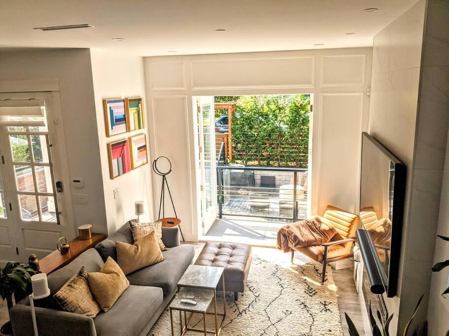 2-Level Central Modern Duplex Home