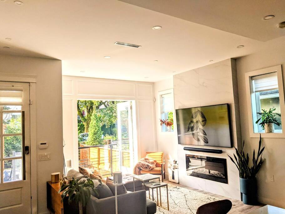 2-Level Central Modern Duplex Home