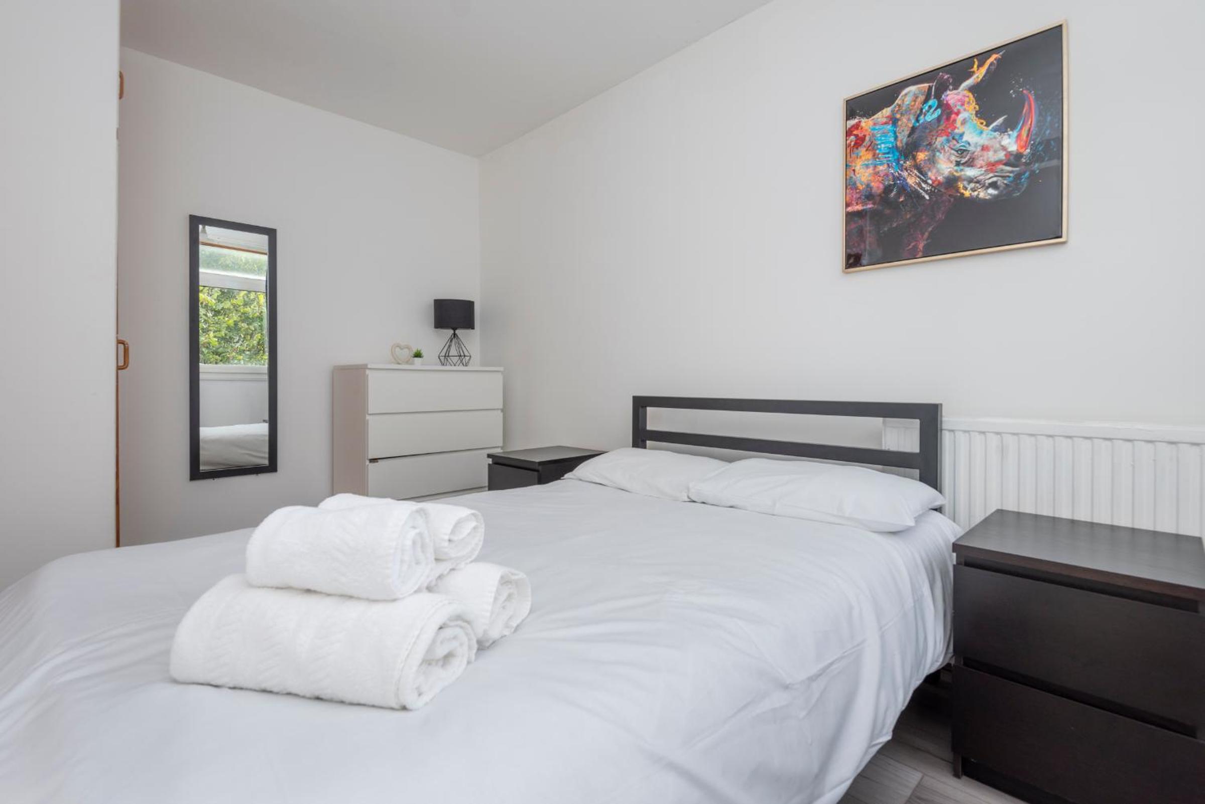 Entire 3 Bedroom Luxury Apartment in London with Private Balcony