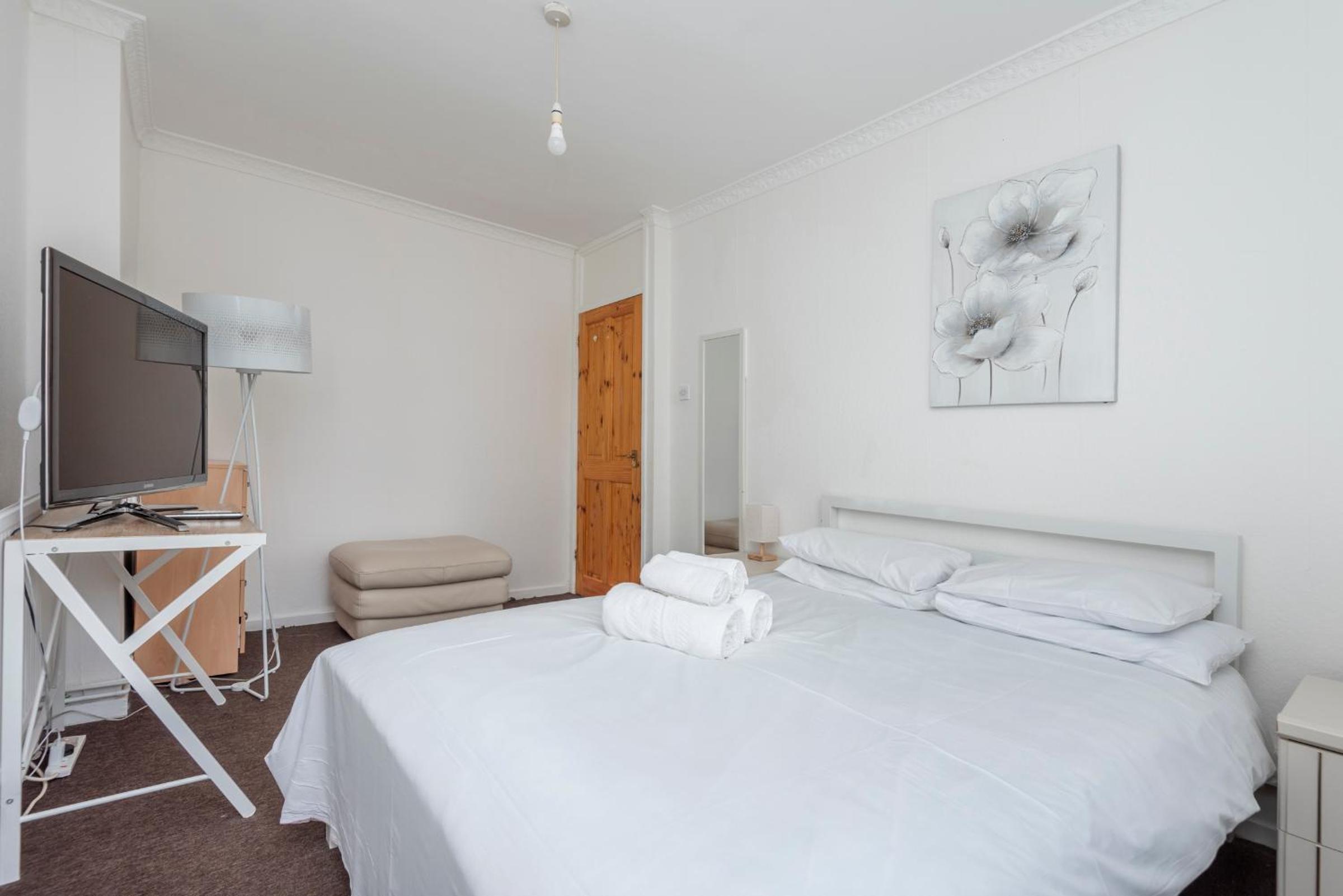 Entire 3 Bedroom Luxury Apartment in London with Private Balcony