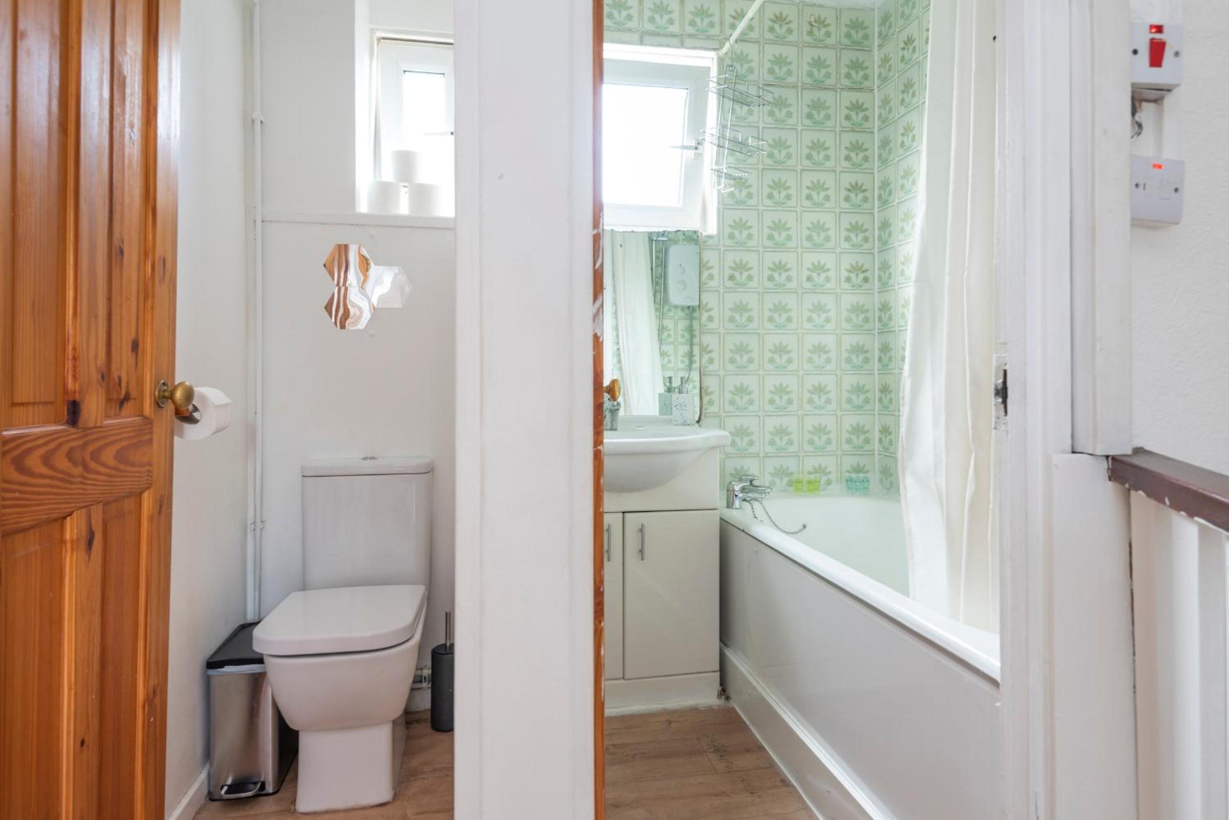 Entire 3 Bedroom Luxury Apartment in London with Private Balcony