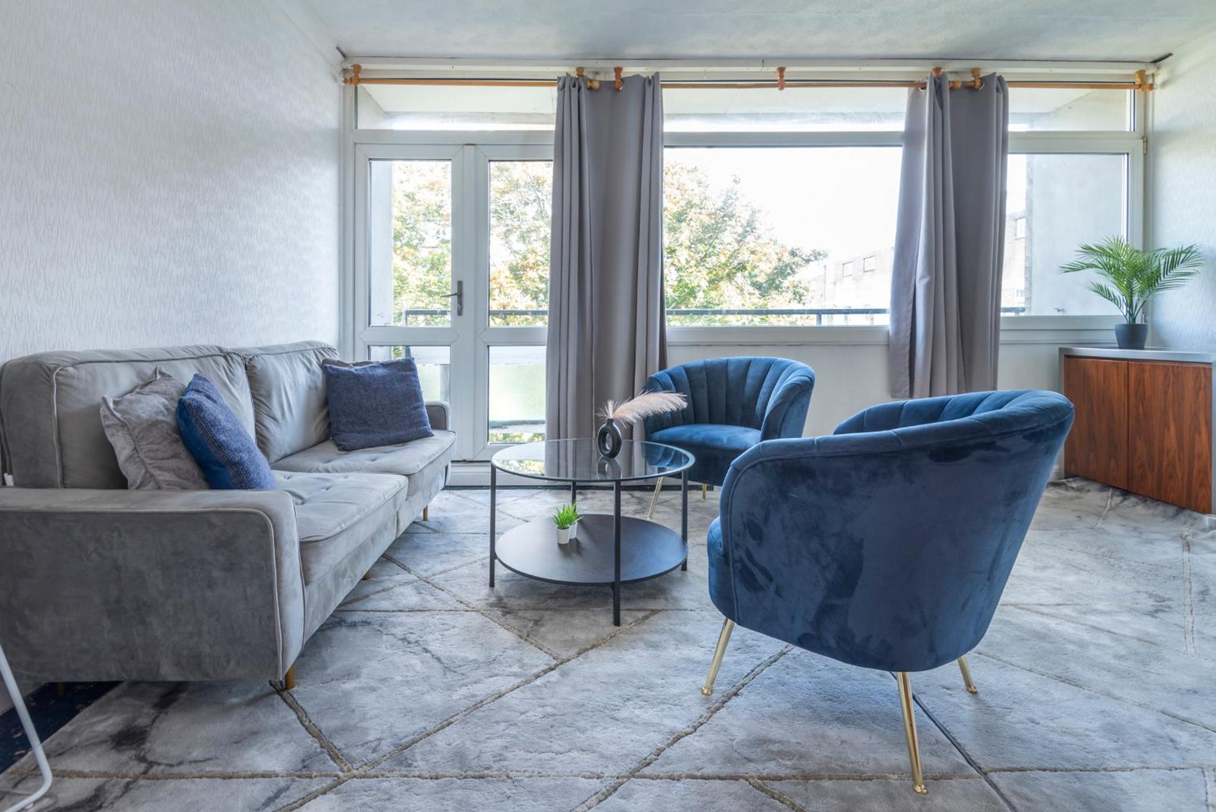 Entire 3 Bedroom Luxury Apartment in London with Private Balcony