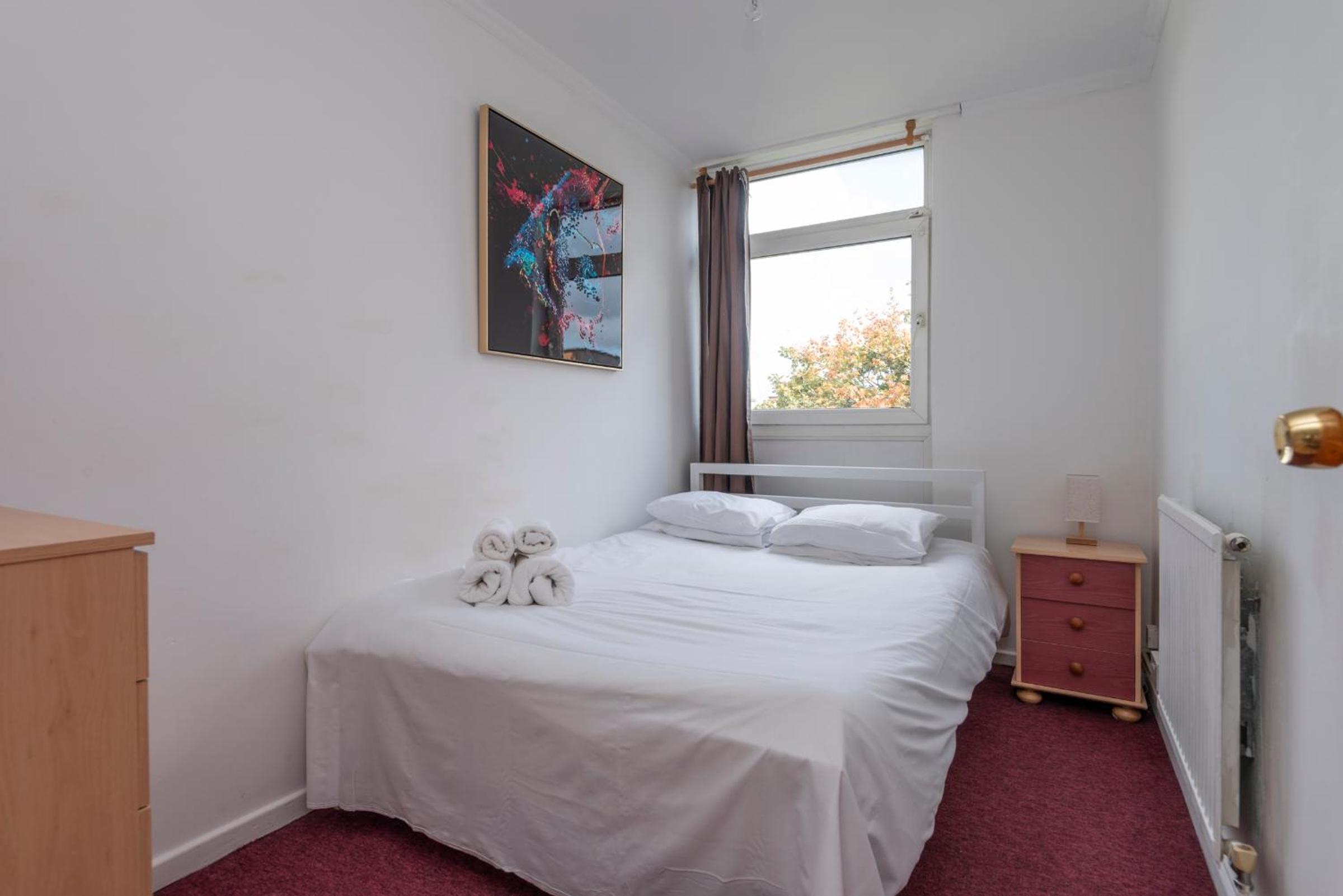 Entire 3 Bedroom Luxury Apartment in London with Private Balcony