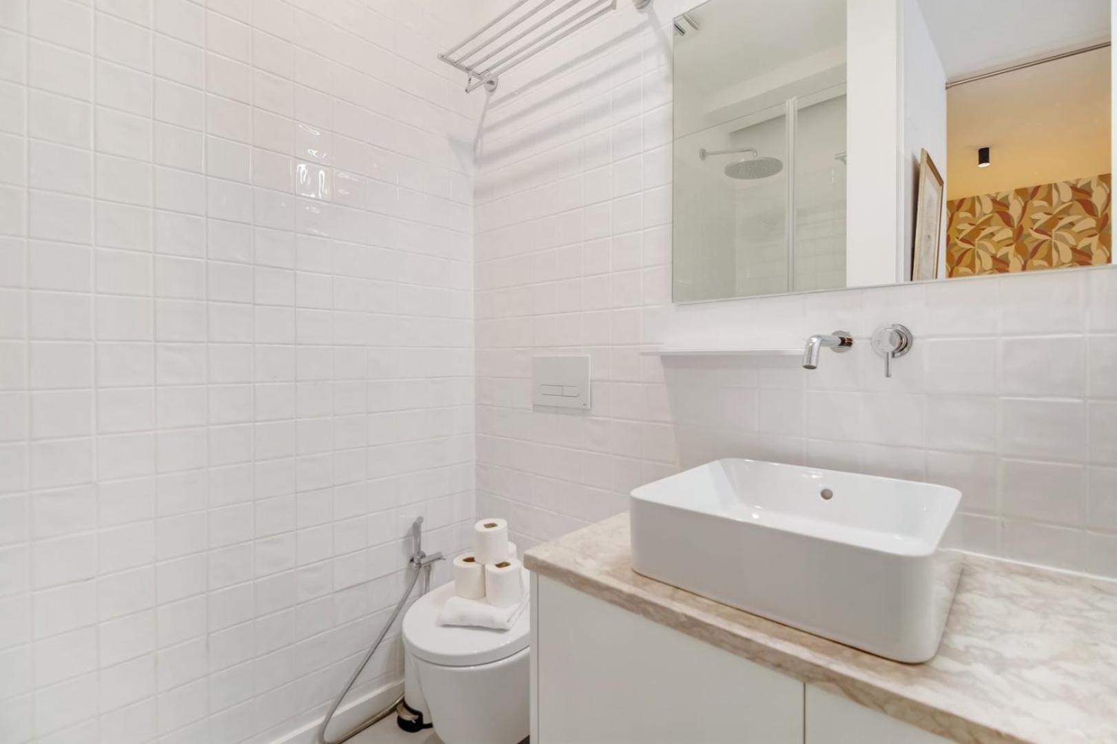 Cosy 1BR renovated - heart of Santos | By Airnest view 4