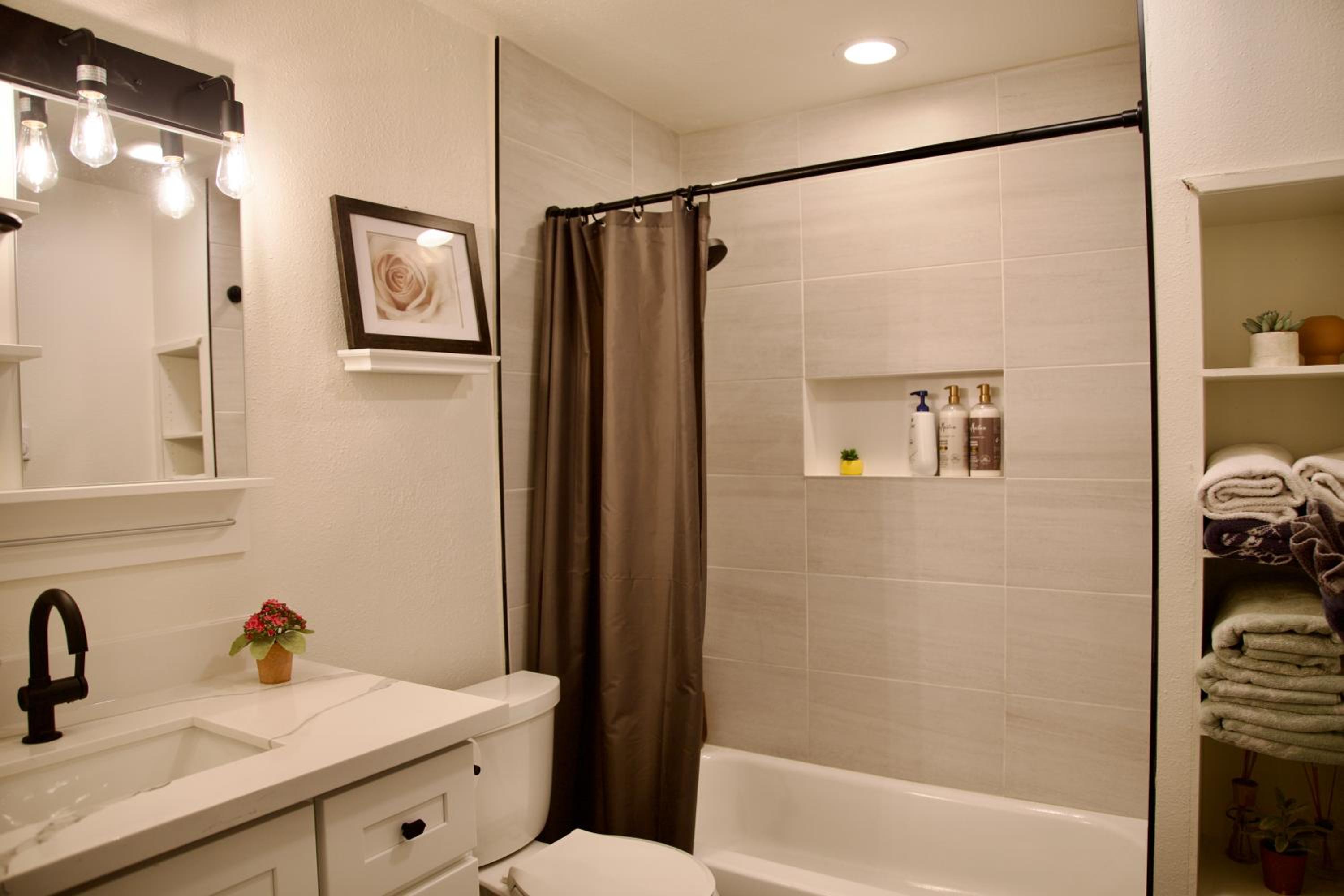 Cozy Home Conveniently Located with King Bed - Property Image 11