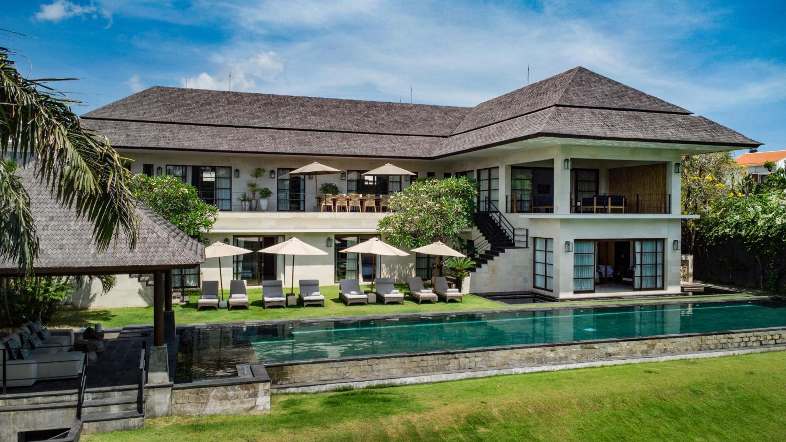 Grand Villa Puri Padi - prime Canggu beach location, 25x5 infinity Pool! view 3