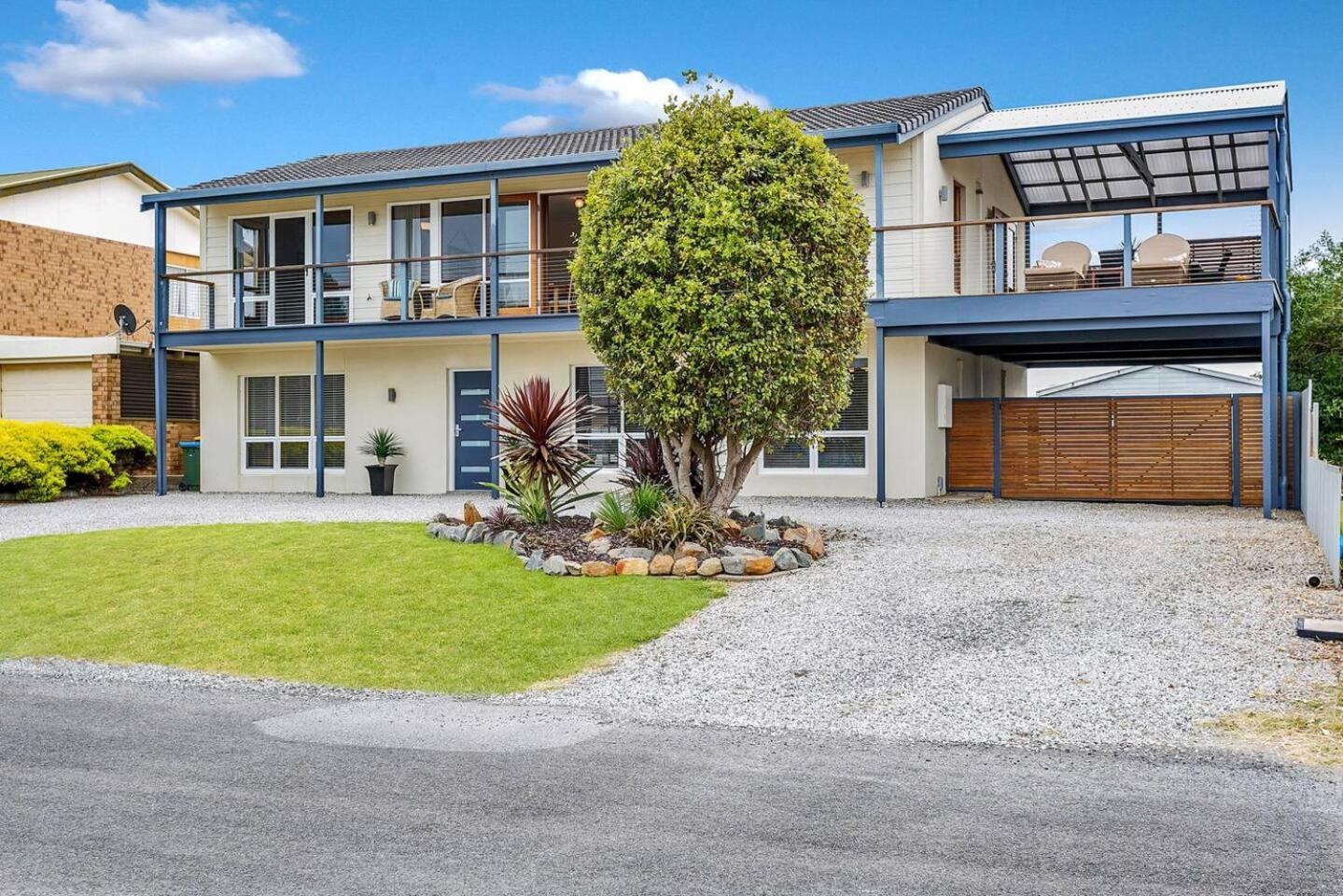 108 Morrison - Beach Views - No Linen Included