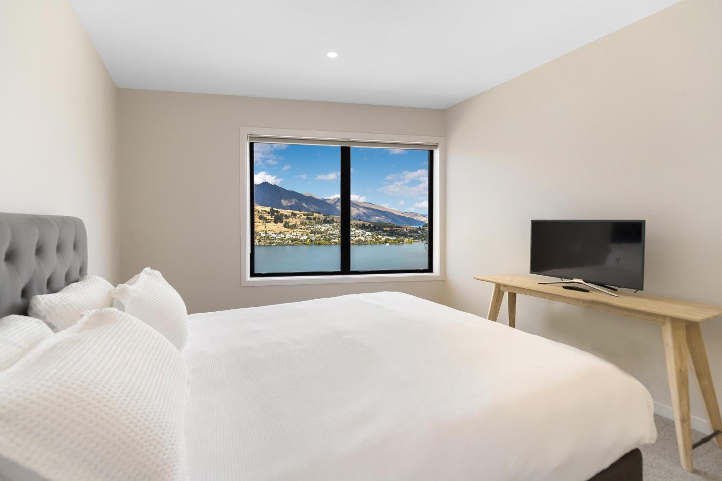 High Rise Views Luxury Retreat view 3