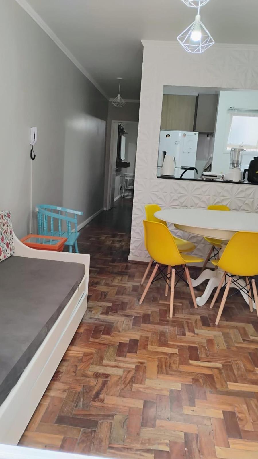 Apartamento 1 dormitório, confortável, no centro de Capão da Canoa a 1 quadra do mar