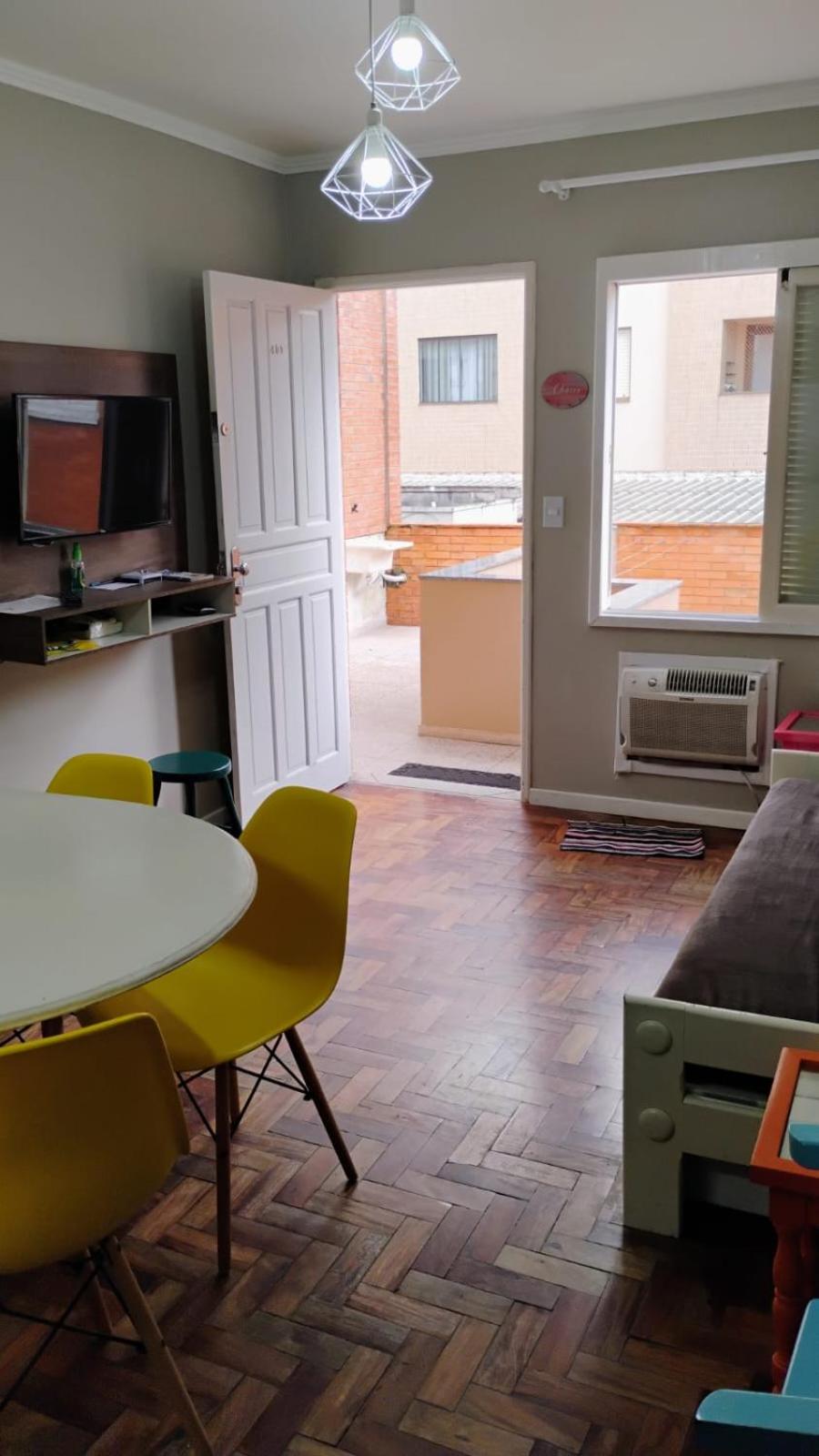 Apartamento 1 dormitório, confortável, no centro de Capão da Canoa a 1 quadra do mar