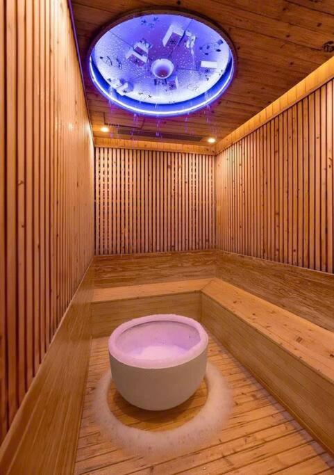Armin Homes 2 BR with bathtub Swan Lake Onsen Ecopark view 2