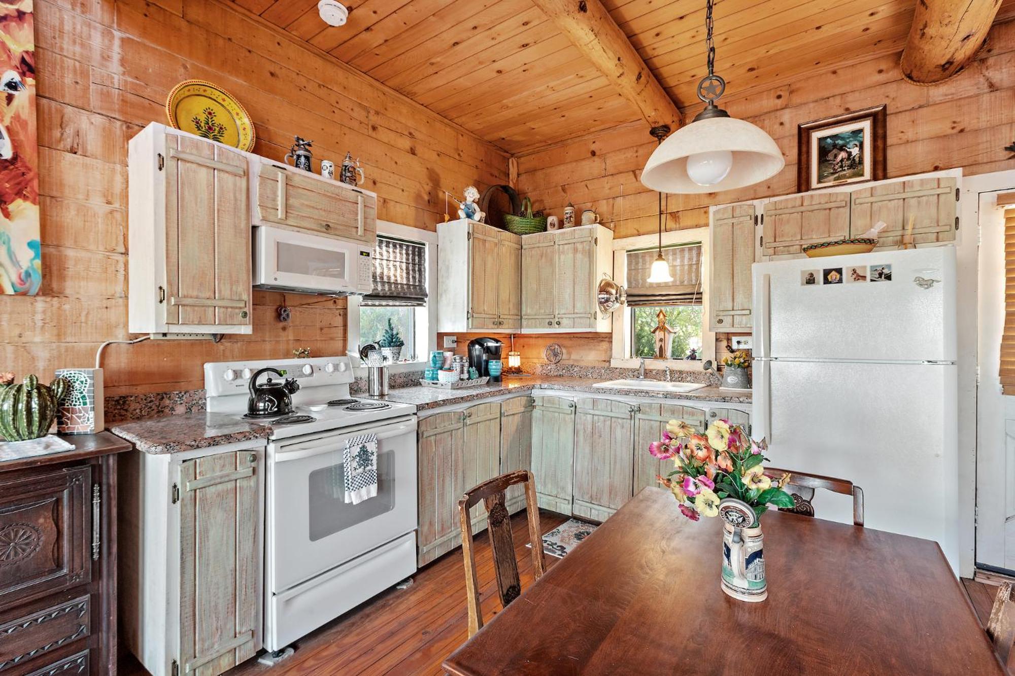 Mighty Oak Log Cabin view 3