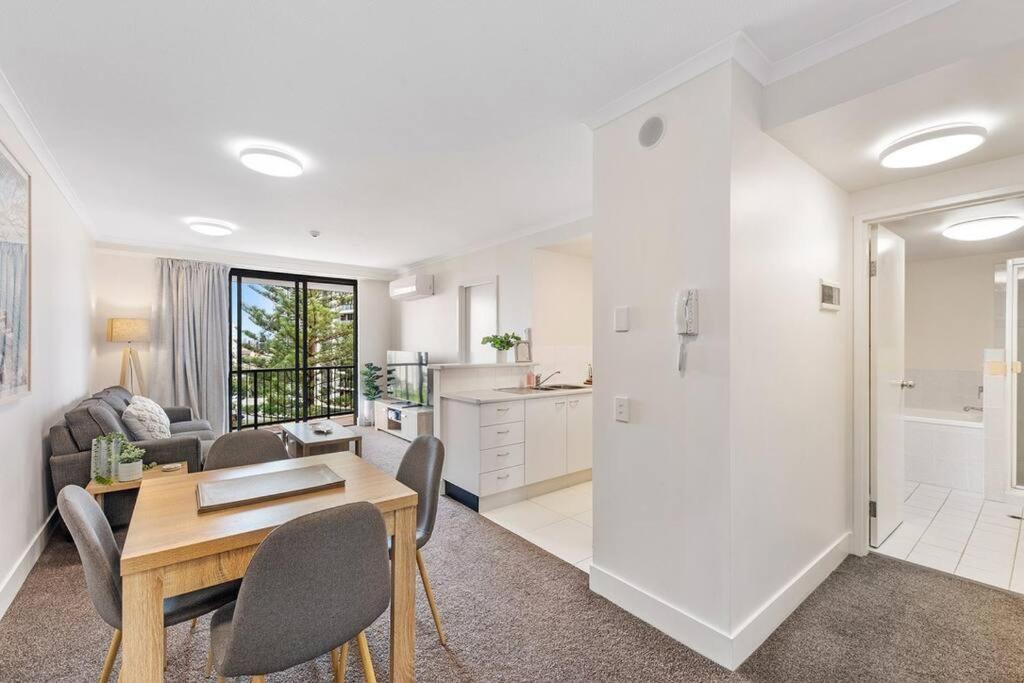 Broadbeach Beauty Walk to Beach & Free Parking
