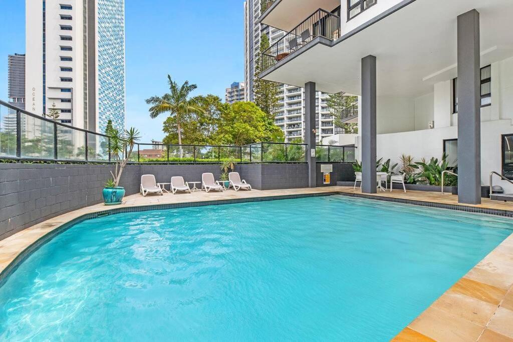 Broadbeach Beauty Walk to Beach & Free Parking