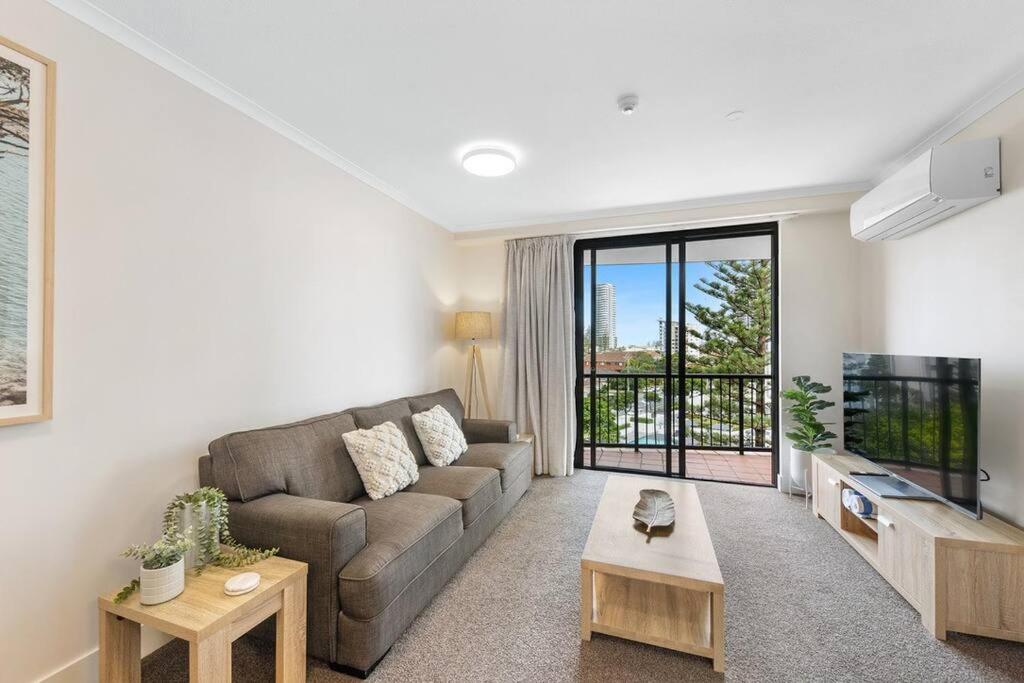 Broadbeach Beauty Walk to Beach & Free Parking