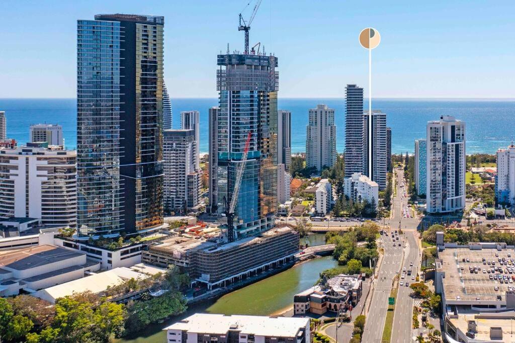 Broadbeach Beauty Walk to Beach & Free Parking