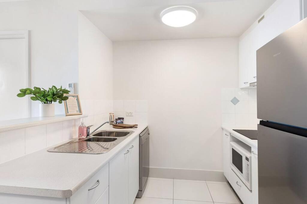 Broadbeach Beauty Walk to Beach & Free Parking
