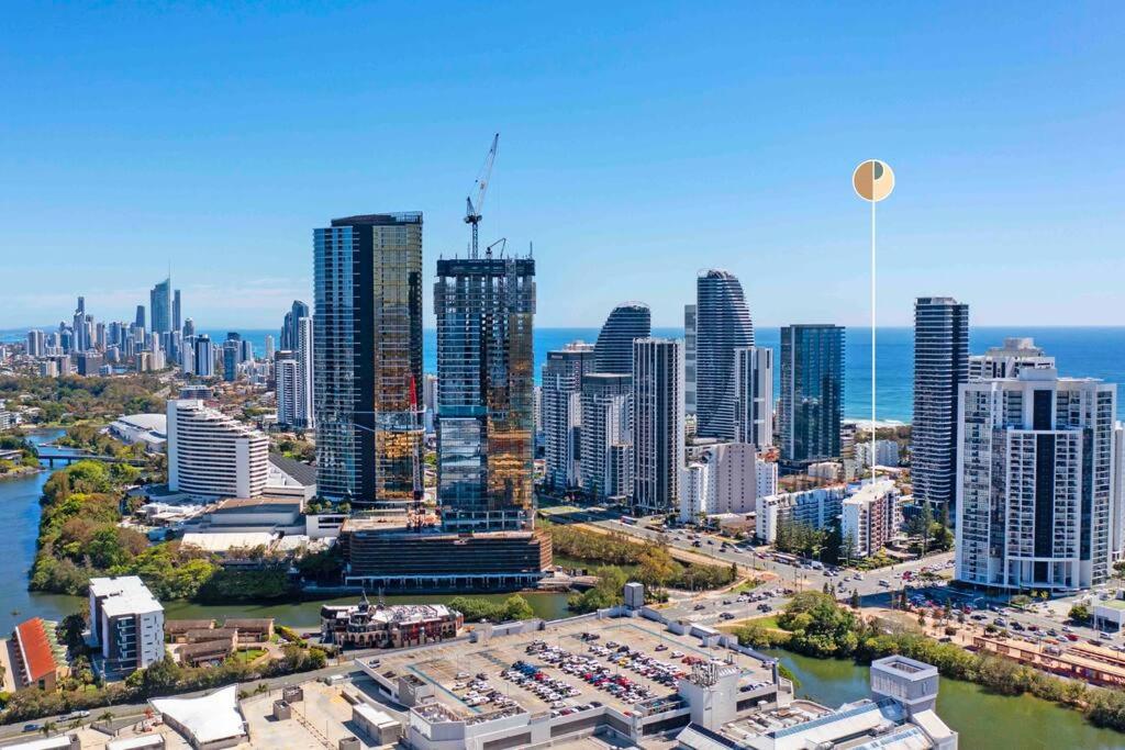 Broadbeach Beauty Walk to Beach & Free Parking