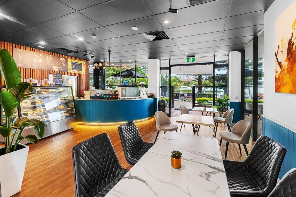Broadbeach Beauty Walk to Beach & Free Parking