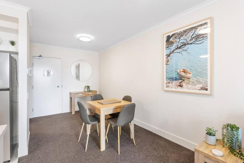 Broadbeach Beauty Walk to Beach & Free Parking