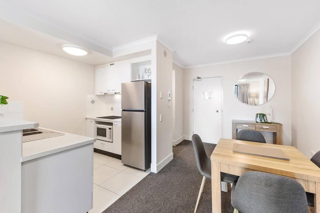 Broadbeach Beauty Walk to Beach & Free Parking