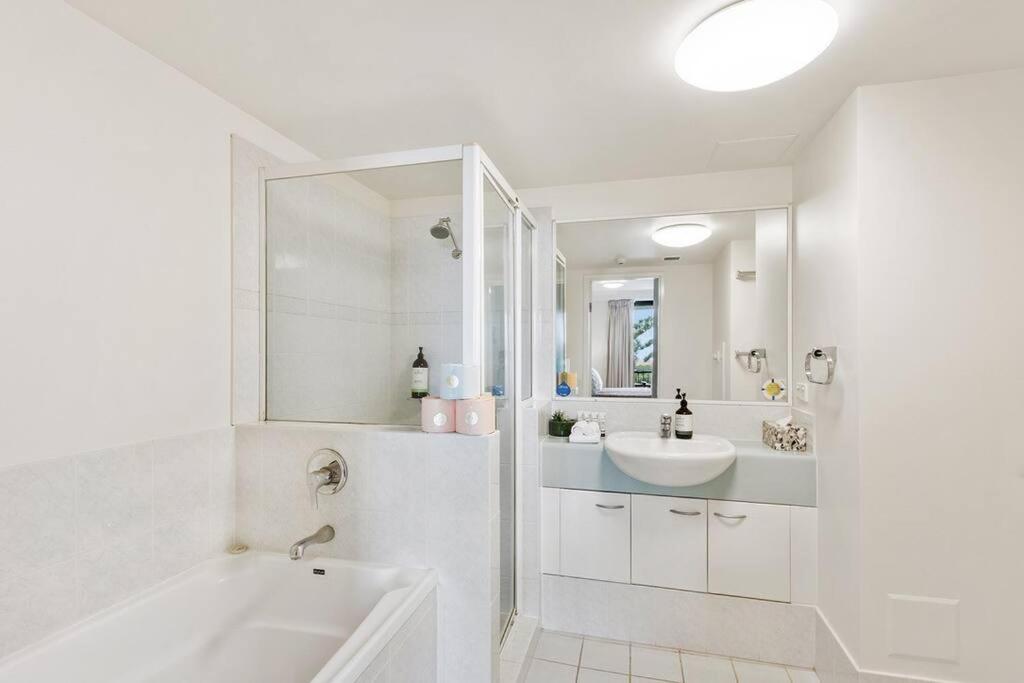 Broadbeach Beauty Walk to Beach & Free Parking